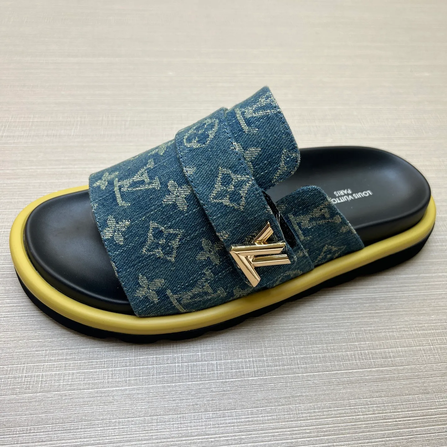 Factory price: 360💰【LOUIS VUITTON】Louis Vuitton, LV printing, men's and women's slippers are on the market, drawer box packaging with cloth bag, card, the upper pattern looks very soft and waxy, super versatile leg slimming artifact. Fabric: imported denim/canvas/old fabric, LV hardware LOGO, official website pattern printing, comfortable to wear, foot pads: high elastic men's shoes💰U water table. Sole: foam sole, heel height: about 5cm. Code number: 35-46, 35, 45, 46 are custom-made and non-returnable. Color: multiple colors and styles available.